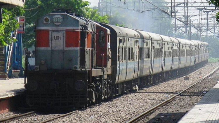 ജനശതാബ്ദി ട്രെയിനുകള്‍ കേരളത്തില്‍ സ്റ്റോപ്പുകള്‍ പുനഃസ്ഥാപിച്ചു