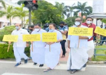 മുഖ്യമന്ത്രിയുടെ രാജി: യുഡിഎഫ് പ്രത്യക്ഷ സമരം വീണ്ടും തുടങ്ങി; മുഖ്യമന്ത്രി രാജിവെച്ചൊഴിയണമെന്ന് രമേശ് ചെന്നിത്തല