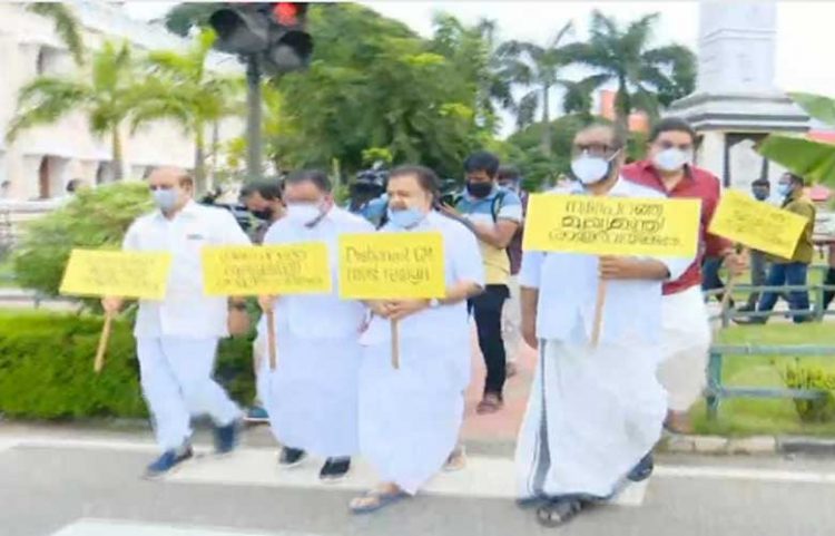 മുഖ്യമന്ത്രിയുടെ രാജി: യുഡിഎഫ് പ്രത്യക്ഷ സമരം വീണ്ടും തുടങ്ങി; മുഖ്യമന്ത്രി രാജിവെച്ചൊഴിയണമെന്ന് രമേശ് ചെന്നിത്തല