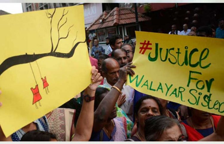 നീതി തേടി വാളയാര്‍ പെണ്‍കുട്ടികളുടെ അമ്മ, സെക്രട്ടറിയേറ്റില്‍ സമരം ആരംഭിച്ചു; മുഖ്യമന്ത്രി വഞ്ചിച്ചെന്ന് ചെന്നിത്തല