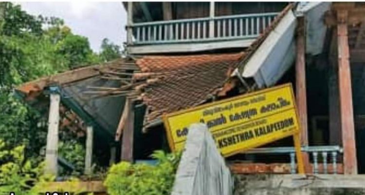 700 വര്‍ഷത്തിലധികം പഴക്കം; ആറ്റിങ്ങല്‍ കൊട്ടാരത്തിലെ മണ്ഡപക്കെട്ട് പൊളിഞ്ഞുവീണു