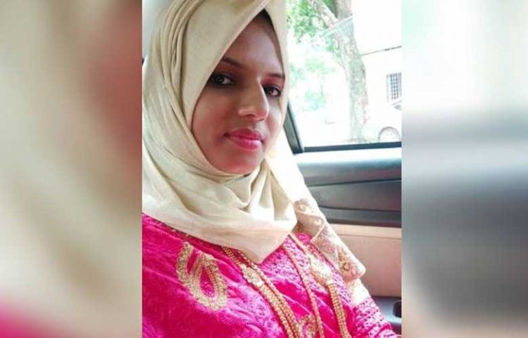 എറണാകുളം ചെറായി ബീച്ചിന് സമീപം ദമ്പതികള് സഞ്ചരിച്ചിരുന്ന കാര് നിയന്ത്രണം വിട്ട് തോട്ടിലേക്ക് മറിഞ്ഞു; ഭാര്യ മരിച്ചു