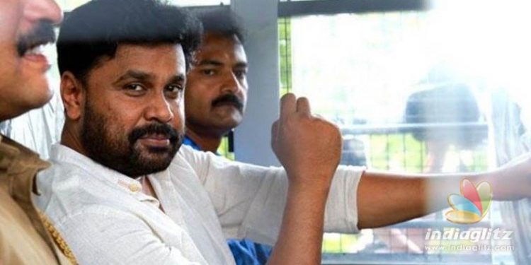 നടിയെ ആക്രമിച്ച കേസിൽ വിചാരണ കോടതി മാറ്റില്ല. സർക്കാരിന്റേയും നടിയുടേയും ഹർജികൾ ഹൈക്കോടതി തള്ളി