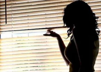 ഹണി ട്രാപ്: 19കാരനെ ഭീഷണിപ്പെടുത്തി സ്വര്‍ണവും മൊബൈല്‍ ഫോണും തട്ടിയെടുത്തു; യുവതി ഉള്‍പ്പെടെ രണ്ട് പേര്‍ പിടിയില്‍