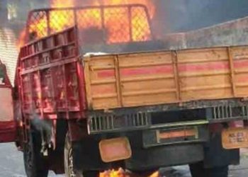 കോട്ടയത്ത്‌ ഓടിക്കൊണ്ടിരിക്കവെ ലോറി തീഗോളമായി മാറി ; ഡ്രൈവറും സഹായിയും രക്ഷപ്പെട്ടത് തലനാരിഴയ്ക്ക്
