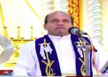 നീലചിത്രം കാണുന്ന യുവതികള്‍ എല്ലാവരേയും നോക്കുന്നത് ആ കണ്ണോടെയാകുമെന്ന വൈദീകന്റെ പരാമര്‍ശം സമൂഹമാധ്യമങ്ങളില്‍ വിവാദമാകുന്നു; കുല സ്ത്രീകള്‍ മുടിയഴിച്ചിട്ട് നടക്കാറില്ല ! അഴിച്ചിട്ട മുടി ലൈംഗീക വികാരമുണര്‍ത്തുമെന്നും ഫാ. തോമസ് കോഴിമല