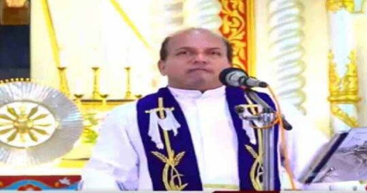 നീലചിത്രം കാണുന്ന യുവതികള്‍ എല്ലാവരേയും നോക്കുന്നത് ആ കണ്ണോടെയാകുമെന്ന വൈദീകന്റെ പരാമര്‍ശം സമൂഹമാധ്യമങ്ങളില്‍ വിവാദമാകുന്നു; കുല സ്ത്രീകള്‍ മുടിയഴിച്ചിട്ട് നടക്കാറില്ല ! അഴിച്ചിട്ട മുടി ലൈംഗീക വികാരമുണര്‍ത്തുമെന്നും ഫാ. തോമസ് കോഴിമല