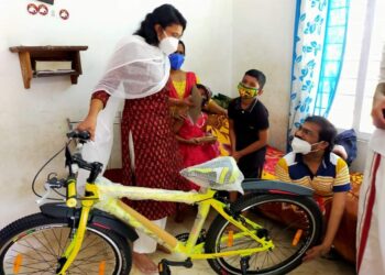 ആ വാര്‍ത്ത മുഖ്യമന്ത്രി കണ്ടു; സുനീഷിന്‍റെ വീട്ടില്‍ പുത്തന്‍ സൈക്കിളുമായി കോട്ടയം കളക്ടര്‍ എത്തി