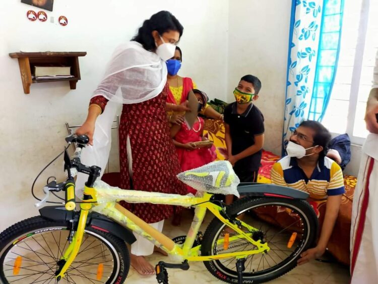 ആ വാര്ത്ത മുഖ്യമന്ത്രി കണ്ടു; സുനീഷിന്റെ വീട്ടില് പുത്തന് സൈക്കിളുമായി കോട്ടയം കളക്ടര് എത്തി