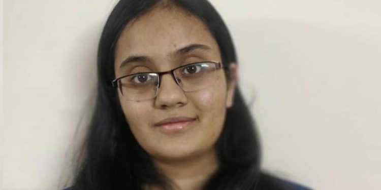 മുന്നൂറില് മുന്നൂറ്! എഞ്ചിനീയറിംഗ് പ്രവേശന പരീക്ഷയില് മുഴുവന് മാര്ക്കും നേടി ചരിത്രം കുറിച്ച് കാവ്യ
