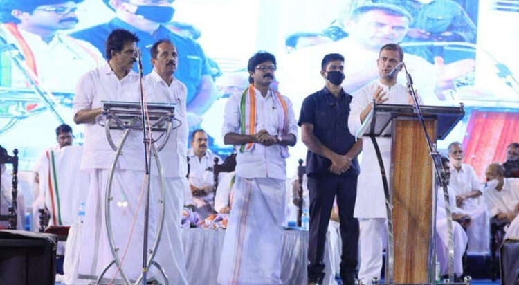 രാഹുല്‍ ഗാന്ധിയുടെ ഛായാചിത്രം കൊടുക്കുന്നതുമായി ബന്ധപ്പെട്ട് കോണ്‍ഗ്രസ് പ്രവര്‍ത്തകര്‍ തമ്മില്‍ സംഘര്‍ഷം; മൂന്ന് പേര്‍ ആശുപത്രിയില്‍