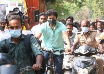 ഇന്ധനവില വര്‍ധനവില്‍ പ്രതിഷേധിച്ച് സൈക്കിളില്‍ വോട്ടു ചെയ്യാന്‍ എത്തി തമിഴ് സിനിമ താരം വിജയി