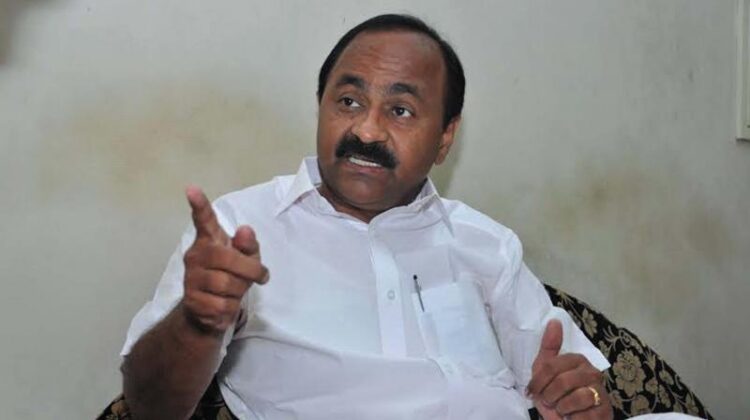 കേരളത്തിലെ ഗ്രൂപ്പു നേതാക്കള്‍ക്കും മാനേജര്‍മാര്‍ക്കും മുഖത്തേറ്റ അടിയായി ഹൈക്കമാന്‍ഡ് തീരുമാനം ! എ, ഐ ഗ്രൂപ്പുകള്‍ക്ക് ആദരാഞ്ജലി അര്‍പ്പിച്ച് കോണ്‍ഗ്രസ് സൈബര്‍ പോരാളികള്‍ ! വി.ഡി. സതീശൻ പ്രതിപക്ഷ നേതൃസ്ഥാനത്തേക്ക്