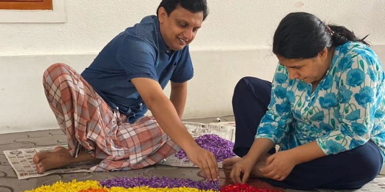 വീട്ടുവേഷത്തില് മന്ത്രി മുഹമ്മദ് റിയാസ്; കൂട്ടിന് വീണയും, തരംഗമായി ഉത്രാട ദിന ചിത്രം