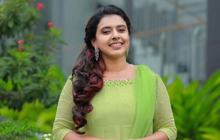 ഇസ്രായേലിൽ മലയാളി പെൺകുട്ടി മരിച്ചപ്പോൾ നാവിൽ ആണി രോഗം ആയിരുന്നോ? എന്ന് ചോദ്യം, മനസ്സിന്റെ തോന്നലുകളെ മാത്രമേ പിന്തുടരാറുള്ളൂവെന്ന് സിത്താര കൃഷ്ണകുമാർ