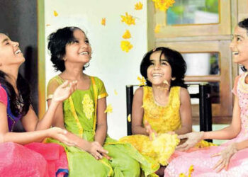 റെയിൽവേ സ്റ്റേഷനിൽ മാതാപിതാക്കൾ ഉപേക്ഷിച്ച് നാല് പെൺകുട്ടികൾ; നാലുപേരെയും ദത്തെടുത്ത് അവരുടെ അച്ഛനും അമ്മയും ആയ കോട്ടയം പുതുപ്പള്ളി സ്വദേശികളായ തോമസും നീനയും; കഥ ഇങ്ങനെ