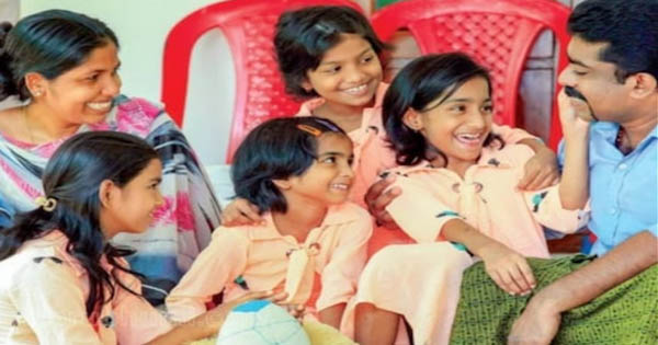 ചിത്രം. തോമസും നീനയും കുട്ടികൾക്കൊപ്പം