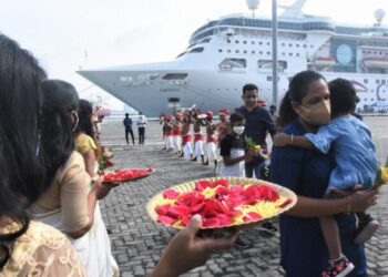 കൊവിഡ് മൂലം പ്രതിസന്ധിയിലായിരുന്ന ടൂറിസം രംഗത്തിന്‍റെ ശക്തമായ തിരിച്ചുവരവിന് നാന്ദി കുറിച്ച് കൊച്ചിയില്‍ ആദ്യ ആഡംബരക്കപ്പല്‍ തീരമണഞ്ഞു