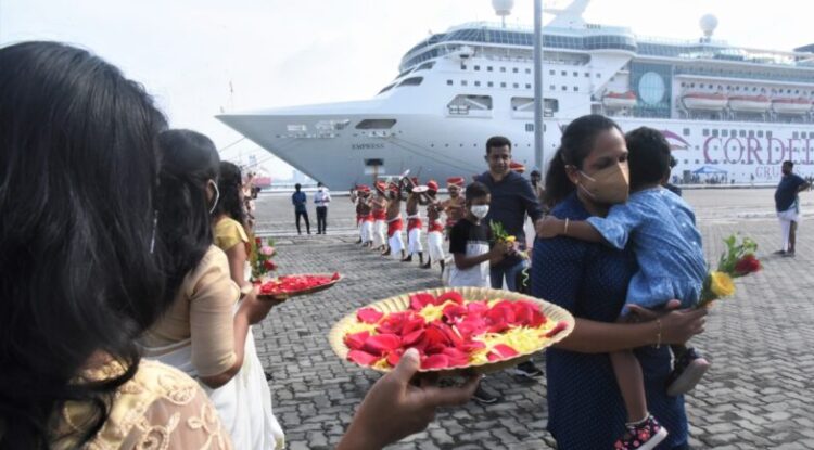 കൊവിഡ് മൂലം പ്രതിസന്ധിയിലായിരുന്ന ടൂറിസം രംഗത്തിന്‍റെ ശക്തമായ തിരിച്ചുവരവിന് നാന്ദി കുറിച്ച് കൊച്ചിയില്‍ ആദ്യ ആഡംബരക്കപ്പല്‍ തീരമണഞ്ഞു