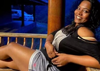 എന്റെ ജീവിതം, എന്റെ ശരീരം; ഷോര്‍ട്ട് ധരിച്ച് ഇരിക്കുന്ന ചിത്രം പങ്കുവച്ച്‌ സൈബര്‍  സദാചാരക്കാരോട് സയനോരയുടെ മറുപടി