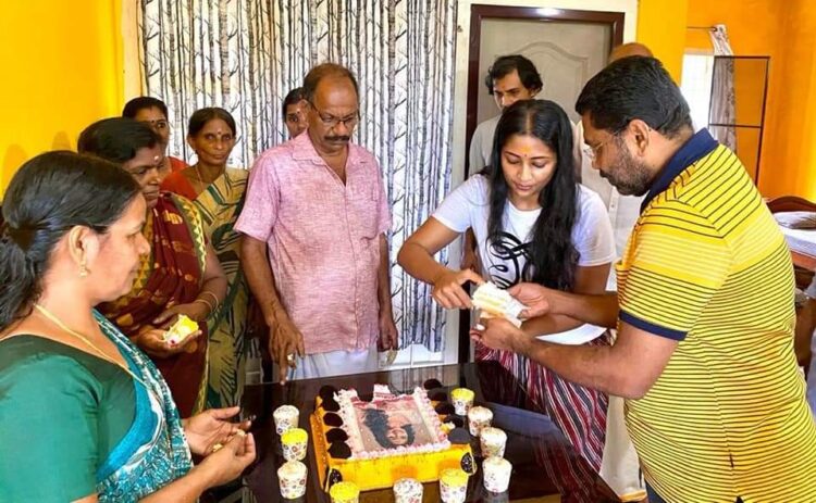 അങ്ങനെ ഒരു നക്ഷത്ര പിറന്നാൾ കൂടി. കൂറ്റനാടുള്ള ഗുരുകൃപയിൽ ചികിത്സക്കിടയിൽ പിറന്നാൾ ആഘോഷിച്ച് നവ്യ നായർ