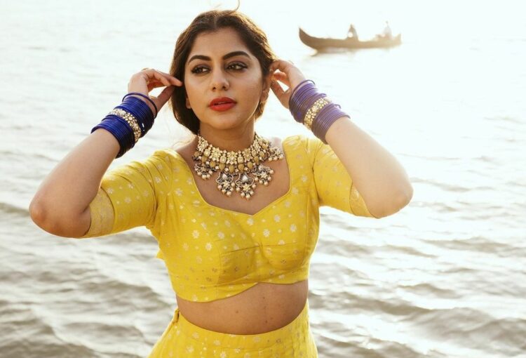 മഞ്ഞ കളറിൽ തിളങ്ങി സൗന്ദര്യത്തിന്റെ നെറുകയിൽ  മീര നന്ദൻ