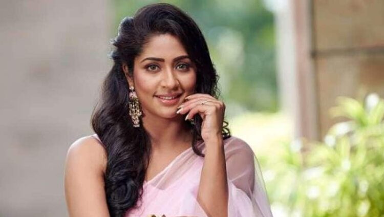 നന്ദനം എന്ന ചിത്രത്തിലെ ബാലമണി എന്ന കഥാപാത്രത്തിലൂടെ ശ്രദ്ധിക്കപ്പെട്ടത് മലയാളികളുടെ പ്രിയ നടി; നവ്യ നായർ സിനിമയിലേക്ക് തിരിച്ചുവരികയാണ്