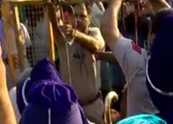 സിങ്ഘുവിലെ കർഷക സമരവേദിയിൽ കൈ വെട്ടി മാറ്റി പോലീസ് ബാരിക്കേഡിൽ കെട്ടിത്തൂക്കിയ നിലയിൽ യുവാവ്