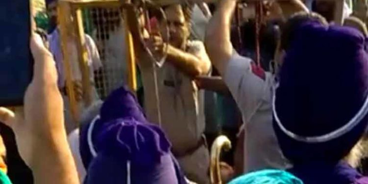 സിങ്ഘുവിലെ കർഷക സമരവേദിയിൽ കൈ വെട്ടി മാറ്റി പോലീസ് ബാരിക്കേഡിൽ കെട്ടിത്തൂക്കിയ നിലയിൽ യുവാവ്