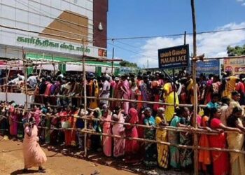 മൂവായിരം പേര്‍ക്ക് വെറും 50 രൂപക്ക് സാരി, കോവിഡ് വകവെക്കാതെ അയ്യായിരം സ്ത്രീകള്‍ തടിച്ച് കൂടി ; ഉദ്ഘാടനം പ്രമാണിച്ച് ഓഫര്‍ പ്രഖ്യാപിച്ച ഉടമ പുലിവാല് പിടിച്ചു