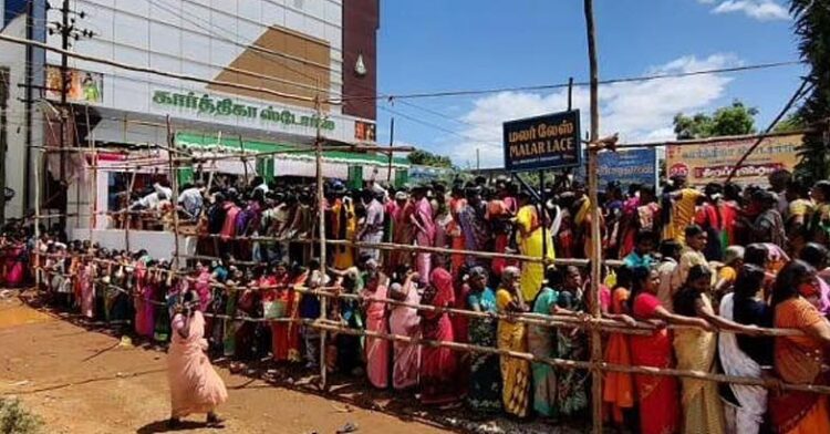 മൂവായിരം പേര്‍ക്ക് വെറും 50 രൂപക്ക് സാരി, കോവിഡ് വകവെക്കാതെ അയ്യായിരം സ്ത്രീകള്‍ തടിച്ച് കൂടി ; ഉദ്ഘാടനം പ്രമാണിച്ച് ഓഫര്‍ പ്രഖ്യാപിച്ച ഉടമ പുലിവാല് പിടിച്ചു
