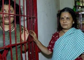 ഇരുമ്പ് കമ്പികള്‍ കൊണ്ട് തീര്‍ത്ത വാതില്‍, മനോനില തെറ്റുമ്പോള്‍ ആ തടവറയില്‍ ഇട്ടുപൂട്ടും; 20കാരി മകള്‍ക്കായി കണ്ണീരോടെ അമ്മ