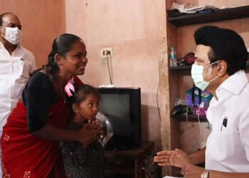 താഴ്ന്ന ജാതിയെന്ന് പറഞ്ഞ് ക്ഷേത്രത്തില്‍ നിന്നും ഇറക്കിവിട്ടു, യുവതിയെ വീട്ടില്‍ ചെന്നുകണ്ട് മുഖ്യമന്ത്രി സ്റ്റാലിന്‍