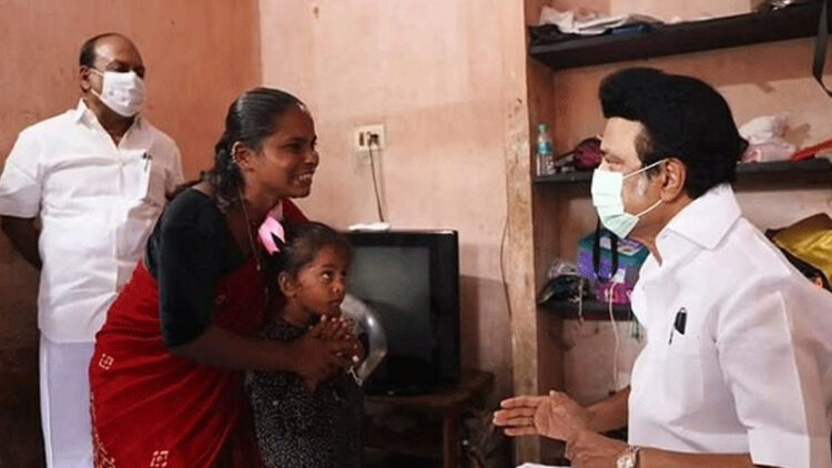 താഴ്ന്ന ജാതിയെന്ന് പറഞ്ഞ് ക്ഷേത്രത്തില്‍ നിന്നും ഇറക്കിവിട്ടു, യുവതിയെ വീട്ടില്‍ ചെന്നുകണ്ട് മുഖ്യമന്ത്രി സ്റ്റാലിന്‍