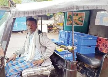 രണ്ടുകാലുകളും തളര്‍ന്നു; ഓട്ടോയോടിച്ചും പാല്‍ വിതരണം നടത്തിയും ജീവിതം മുന്‍പോട്ട്; കിടപ്പിലായിട്ടും തളരാതെ കുറുപ്പുസ്വാമി