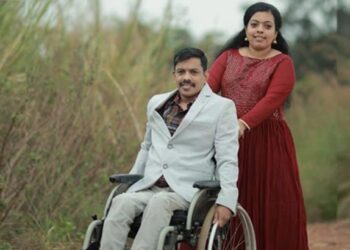 പൊന്നും പണവും ഇല്ലെങ്കിലും പരാതികളില്ലാതെ ഒപ്പം നിന്ന് പോരാടാന്‍ പങ്കാളിയുണ്ടെങ്കില്‍ എല്ലാ പ്രതിസന്ധികളെയും തരണം ചെയ്ത് വിജയം നേടാനാവും..  ഇവളാണ് എന്റെ ധനം..  കീര്‍ത്തിയുടെ കൈകള്‍ ചേര്‍ത്തുപിടിച്ച് രാജേഷ് പറയുന്നു