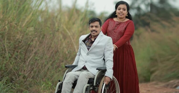 പൊന്നും പണവും ഇല്ലെങ്കിലും പരാതികളില്ലാതെ ഒപ്പം നിന്ന് പോരാടാന്‍ പങ്കാളിയുണ്ടെങ്കില്‍ എല്ലാ പ്രതിസന്ധികളെയും തരണം ചെയ്ത് വിജയം നേടാനാവും..  ഇവളാണ് എന്റെ ധനം..  കീര്‍ത്തിയുടെ കൈകള്‍ ചേര്‍ത്തുപിടിച്ച് രാജേഷ് പറയുന്നു