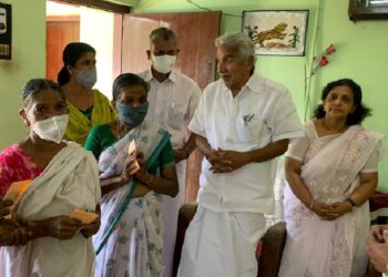 ലാൽ കെയേഴ്‌സ് ഡിസംബർ മാസ ചാരിറ്റി വിതരണം മുൻ മുഖ്യമന്ത്രി ഉമ്മൻ ചാണ്ടി നിർവഹിച്ചു