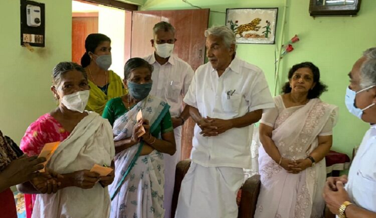 ലാൽ കെയേഴ്‌സ് ഡിസംബർ മാസ ചാരിറ്റി വിതരണം മുൻ മുഖ്യമന്ത്രി ഉമ്മൻ ചാണ്ടി നിർവഹിച്ചു