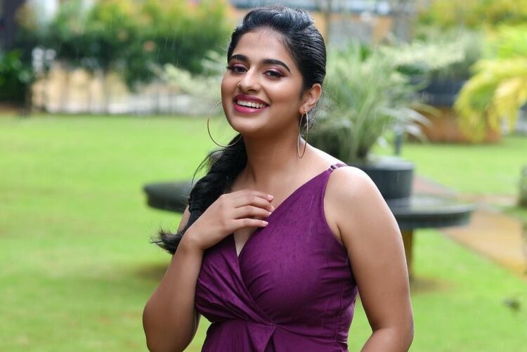ബാലതാരമായെത്തി മലയാളികളുടെ ഇഷ്ടം സമ്പാദിച്ച നടി; മോഡേൺ ലുക്കിൽ നയൻ‌താര ചക്രവർത്തി