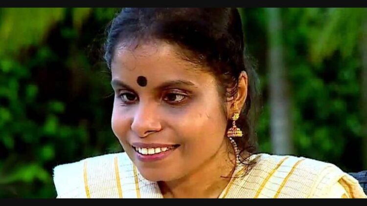 അനവധി കാര്യങ്ങളുണ്ട് എല്ലാമൊന്നും തുറന്നു പറയാന് കഴിയില്ല. പാടുമ്പോള് താളം പിടിക്കാന് പാടില്ല, കൈ കൊട്ടാന് പാടില്ല അങ്ങനെ എനിക്ക് കലാജീവിതം പോലും സ്വതന്ത്രമായി മുന്നോട്ട് കൊണ്ടുപോകാന് കഴിയാതെവന്നു; വിവാഹ മോചനത്തിന്റെ കാര്യങ്ങള് തുറന്ന് പറയുകയാണ് വൈക്കം വിജയലക്ഷ്മി