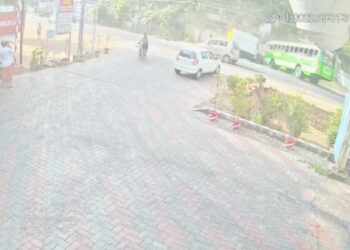 കൊല്ലത്ത് സ്വകാര്യ ബസും മീന്‍ ലോറിയും കൂട്ടിയിടിച്ച് അപകടം; ലോറി ഡ്രൈവര്‍ മരിച്ചു