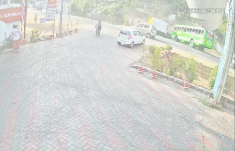 കൊല്ലത്ത് സ്വകാര്യ ബസും മീന്‍ ലോറിയും കൂട്ടിയിടിച്ച് അപകടം; ലോറി ഡ്രൈവര്‍ മരിച്ചു