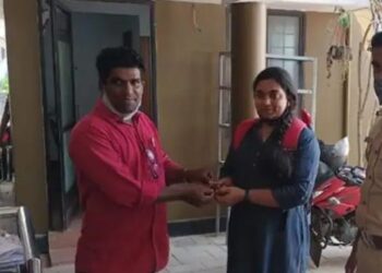 ട്രാക്ക്മാന്റെ സത്യസന്ധത: തീവണ്ടി യാത്രയ്ക്കിടെ കുഞ്ഞിന്റെ വള ജനലിലൂടെ തെറിച്ചുപോയി, മൂന്നാംദിവസം തിരിച്ചു കിട്ടി