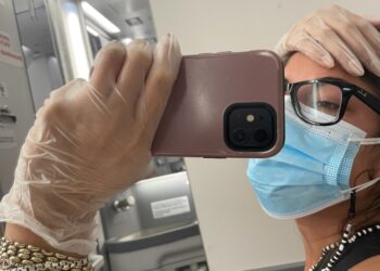 വിമാനയാത്രയ്ക്കിടെ കോവിഡ് സ്ഥിരീകരിച്ചു; യുവതിക്ക് മൂന്നു മണിക്കൂര് ബാത്റൂം ക്വാറന്റൈന്; രണ്ട് പിസിആര് ടെസ്റ്റും അഞ്ച് റാപിഡ് ടെസ്റ്റും നടത്തി വിമാനത്തില് കയറി, ബൂസ്റ്റര് ഡോസടക്കം വാക്സിന് സ്വീകരിക്കുകയും ചെയ്ത മിഷിഗണില്നിന്നുള്ള അധ്യാപികക്കാണ് രോഗം സ്ഥിരീകരിച്ചത്