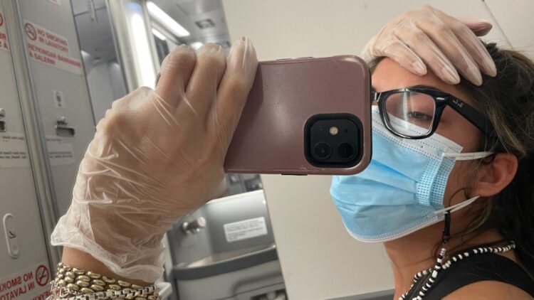 വിമാനയാത്രയ്ക്കിടെ കോവിഡ് സ്ഥിരീകരിച്ചു; യുവതിക്ക് മൂന്നു മണിക്കൂര്‍ ബാത്റൂം ക്വാറന്റൈന്‍; രണ്ട് പിസിആര്‍ ടെസ്റ്റും അഞ്ച് റാപിഡ് ടെസ്റ്റും നടത്തി വിമാനത്തില്‍ കയറി, ബൂസ്റ്റര്‍ ഡോസടക്കം വാക്സിന്‍ സ്വീകരിക്കുകയും ചെയ്ത മിഷിഗണില്‍നിന്നുള്ള അധ്യാപികക്കാണ് രോഗം സ്ഥിരീകരിച്ചത്