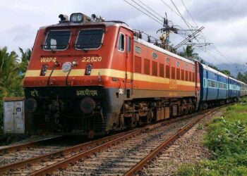 ട്രെയിനില് ഉച്ചത്തില് പാട്ടും സംസാരവും വേണ്ട; റെയില്വേയുടെ പുതിയ ഉത്തരവ്