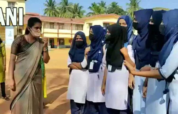 കര്ണാടകയിലെ കൂടുതല് കോളേജുകളില് ഹിജാബ് നിരോധിക്കാന് നീക്കം
