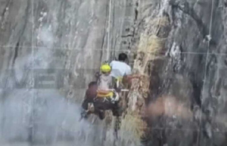 അവന്‍ വരാനായാണ് എല്ലാവരും കാത്തിരിക്കുന്നത്; പ്രതീക്ഷയോടെ മലമ്പുഴ മലയില്‍ കുടുങ്ങിയ ബാബുവിന്റെ സുഹൃത്തുക്കള്‍