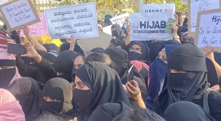 ഹിജാബ് വിഷയത്തില്‍ നിര്‍ണായക ദിനം; ഹൈക്കോടതിയുടെ വിശാല ബെഞ്ച് ഇന്ന് വാദം കേള്‍ക്കും, വിഷയം പാര്‍ലമെന്റില്‍ ഉന്നയിക്കാന്‍ പ്രതിപക്ഷം